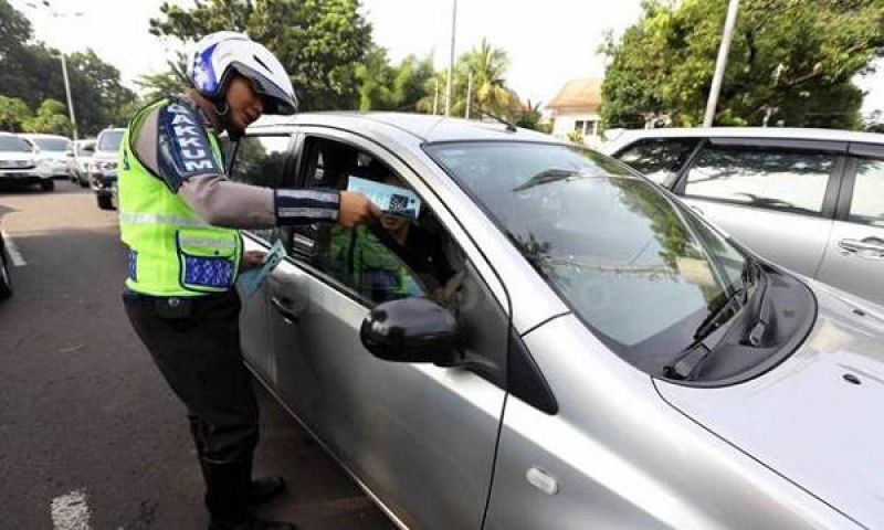 608-polisi_menilang_pelanggar_ganjilgenap-800x450