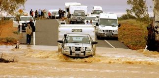 Strategi Mengemudi yang Aman Saat Banjir