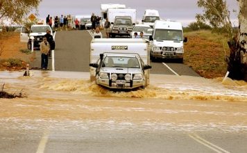 Strategi Mengemudi yang Aman Saat Banjir