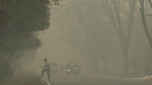 Cara Aman Berkendara Ditengah Kabut Asap