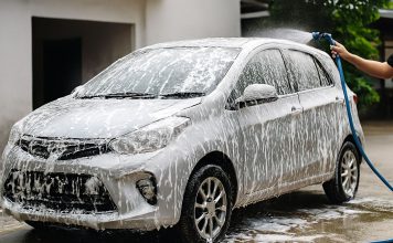 Jenis Sabun Cuci Mobil Terbaik untuk Merawat Cat Agar Tetap Mengkilap Seperti Baru